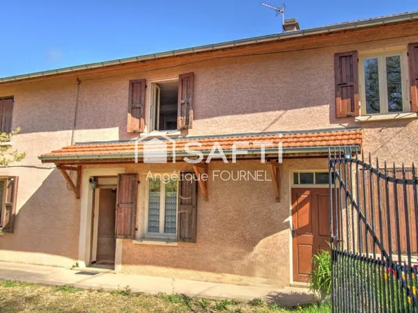 Ferme de 157 m² avec dépendances, terrain 1732m²