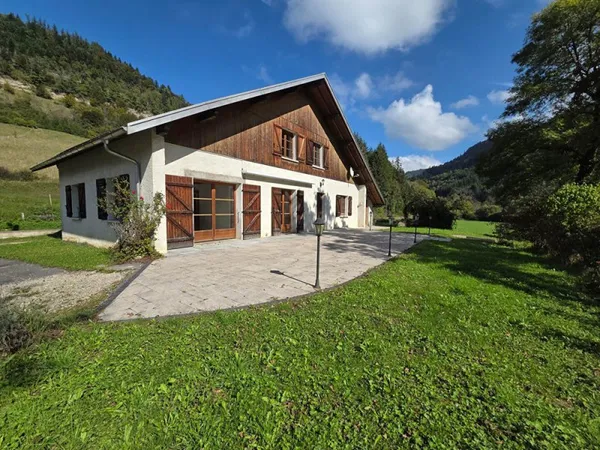 MAISON 9 PIECES 206m² SUR 13.91 ARES 299000 EUROS