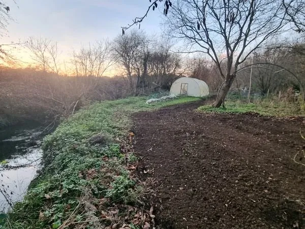 Terrain de 1420 m² idéal Jardin - Bord de rivière - Pludual