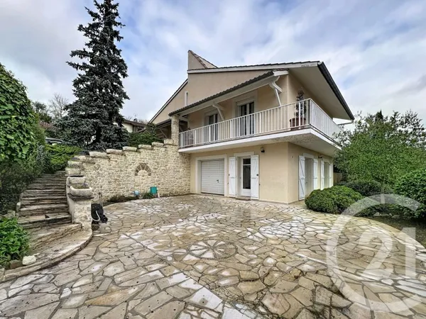 Maison 5 pièces 221 m²