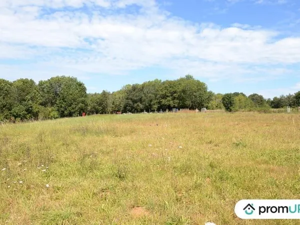 Terrain constructible de 9582m² situé à Nontron