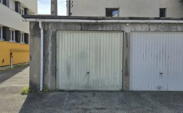 Garage de 14 m² porte basculante