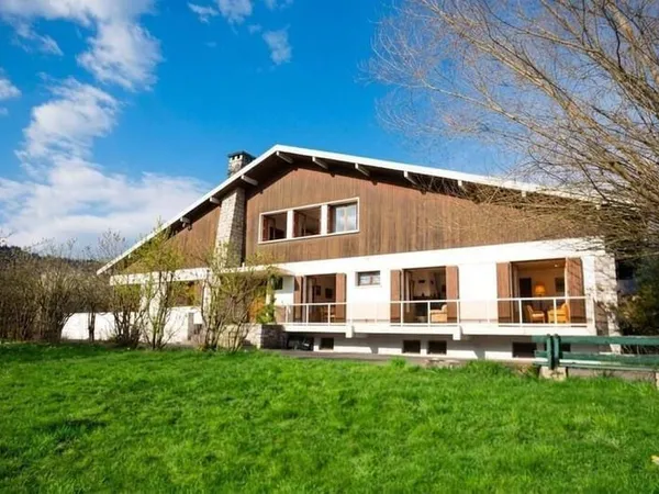 Maison 11 pièces 243 m²