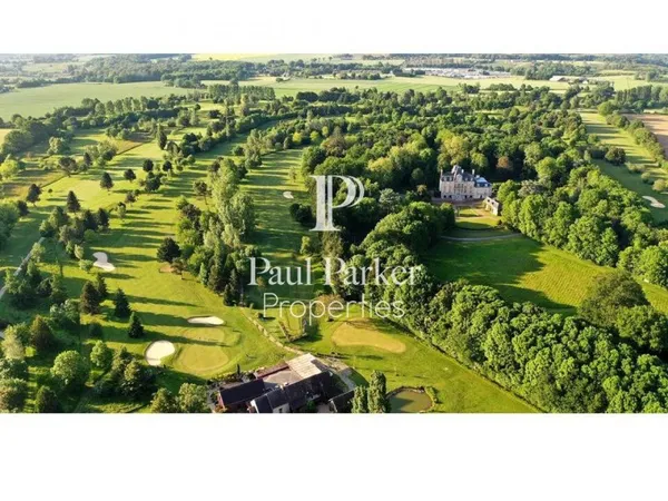 Château XVIII è et domaine golfique sur 67 ha avec droit à cons