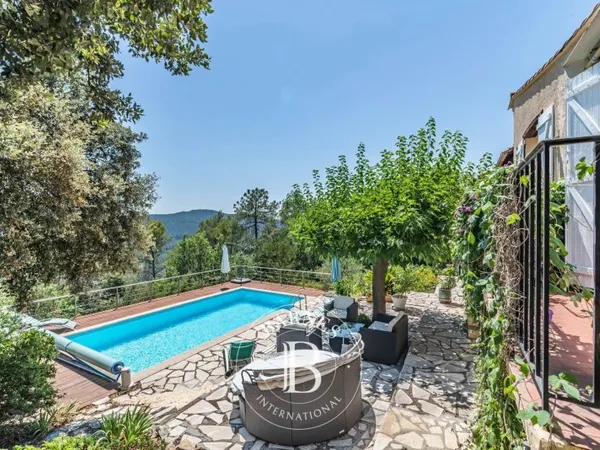 BAGNOLS-EN-FORÊT - MAISON DE CHARME AVEC VUE MER