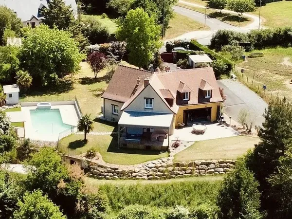 72. SABLE S/SARTHE. MAISON AVEC PISCINE
