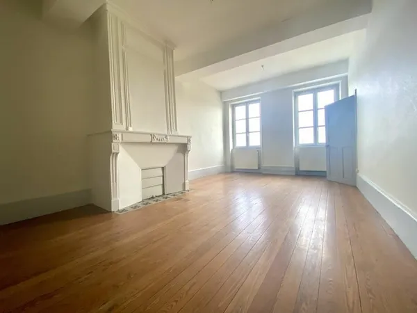Bureaux au centre de Tournus d'une surface de 122m²