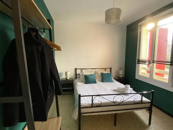 Chambre émeraude en colocation dans une maison équipée