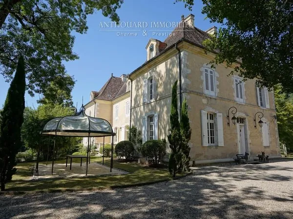Château de charme sur 7,6ha, piscine