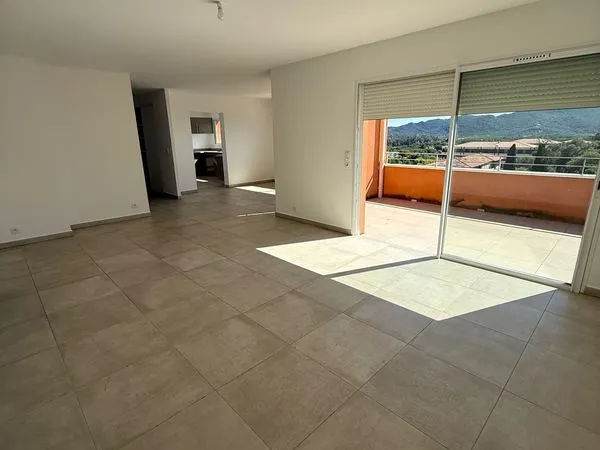 A louer a l'année - appartement type 4 de 130 m² terrasses cave place de parking Porto-Vecchio