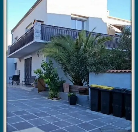 Maison rénovée en 2018 - 3 habitations distinctes - Grande cour et garages - PUISSERGIUER
