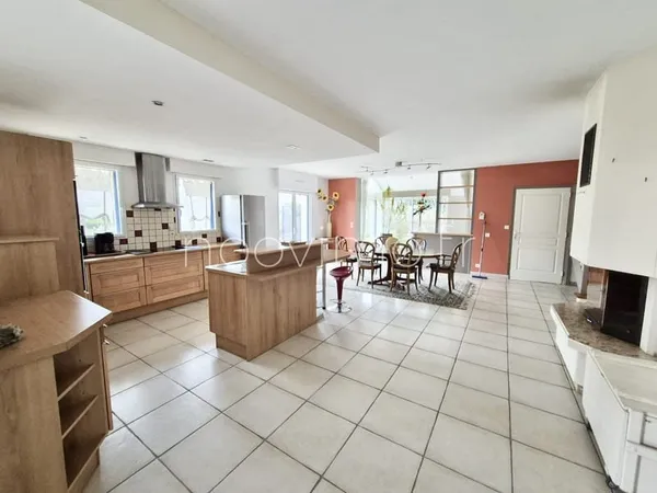 Quartier des Rimains, vaste maison 5 chambres + appartement