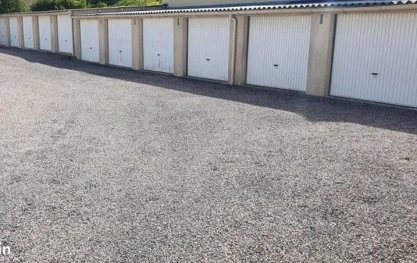 Garage fermé à louer - Espace sécurisé pour véhicules et stockage - Secteur Melun et alentours