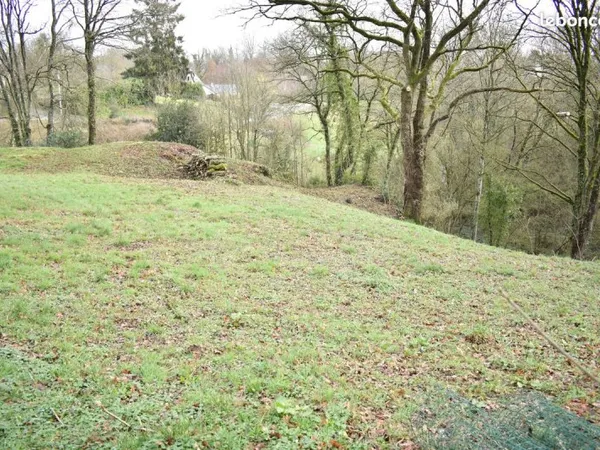 Terrain de 2457 m2 constructible avec source