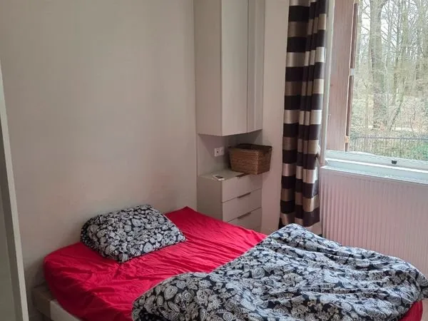 Location d'une chambre avec douche privative dans une charmante maison en collocation