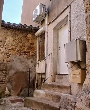 Charmante maison de village offrant 2 chambres et une cave.