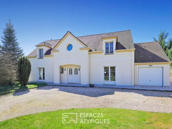 Maison contemporaine avec jardin et verger