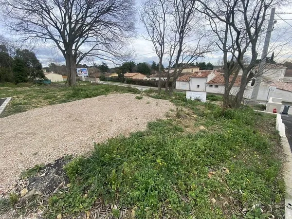 TERRAIN A VENDRE SUR PELISSANNE