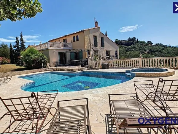 Propriété de caractère avec vues panoramiques et cadre prése