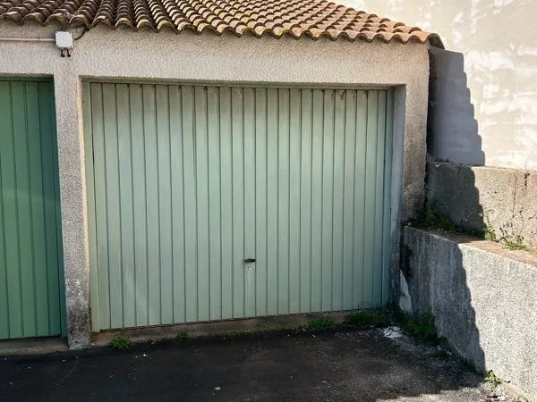 Garage fermé avec électricité