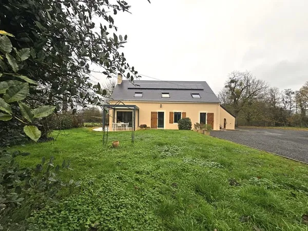 Maison de 8 pièces de 170m2 avec dépendances et panneaux solaires