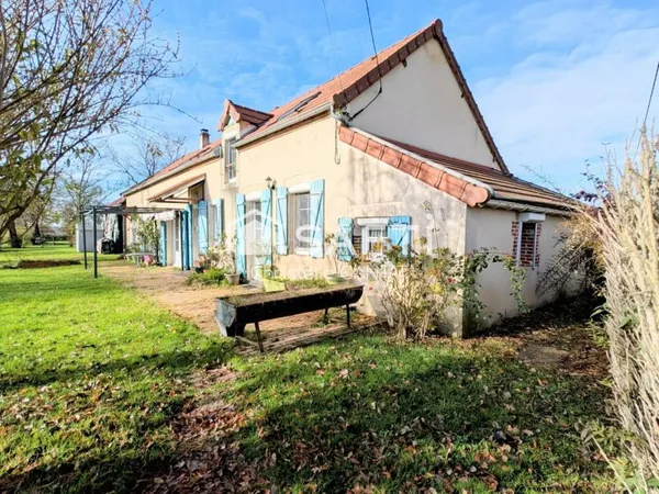 Longère 130 m², 5 pièces, puits, dépendances.