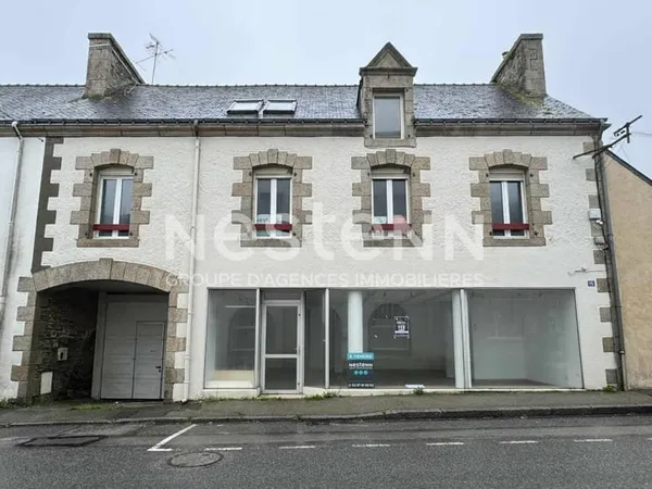 Immeuble à vendre - 1 local commercial et 1 appartement loué de 3 chambres à Pluméliau