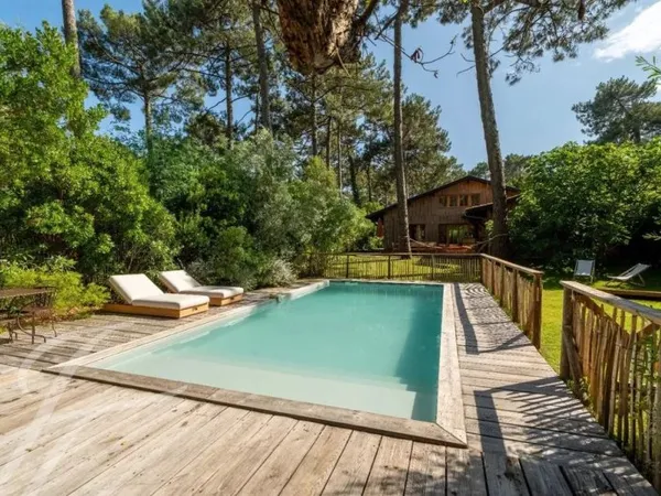 Villa 8 pièces 240 m²