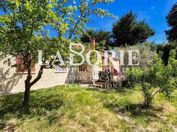 À Entraigues-Sur-La-Sorgue, villa avec terrasse 5 pièces 110