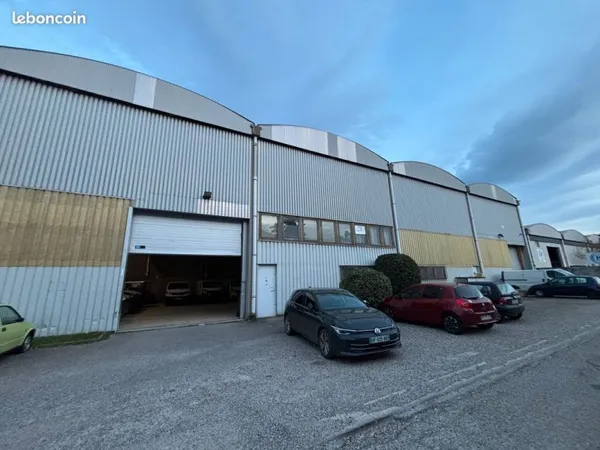 À LOUER - LOCAL D'ACTIVITÉS DE 700 m² - SAINT-PRIEST / EXCELLENTE ACCESSIBILITÉ