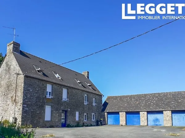 Ensemble immobilier de caractère clos avec cour et jardin, ancien presbytère, avec 4 appartements et