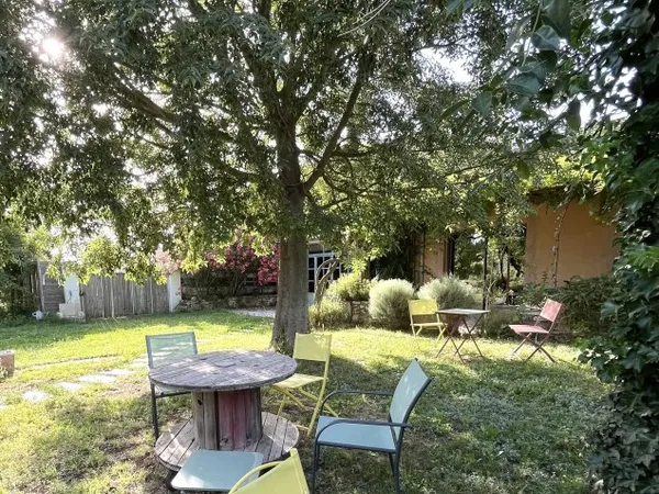 Chambre au calme dans un mas à la campagne avec jardin et piscine - proche Avignon et de la gare TGV
