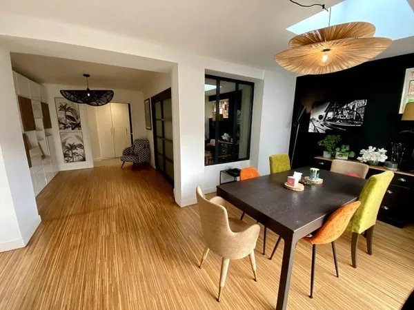 Maison familiale des années 30, généreuse en espace et en confort.