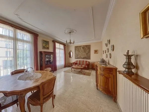 Avignon intra muros , dans un joli immeuble T6 -104M²