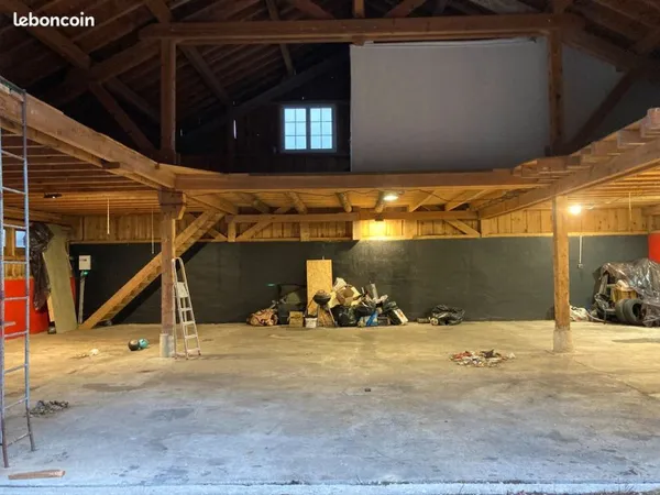 Loue emplacement dans hangar fermé