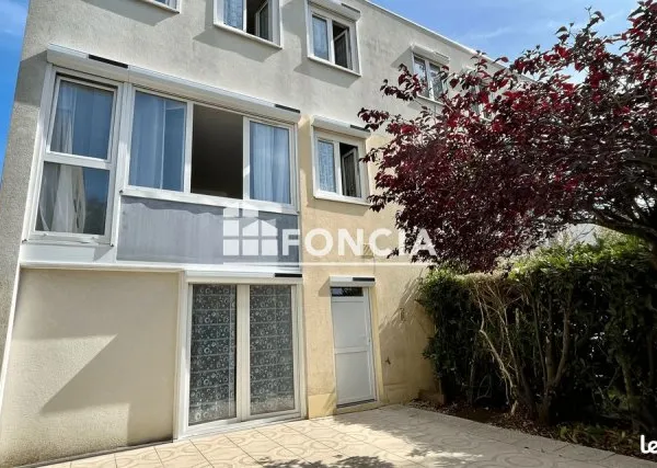 Appartement t5 en triplex avec jardin et place de parking