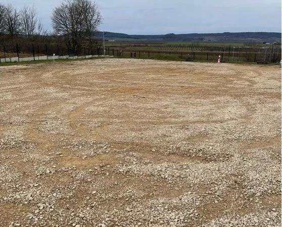 Terrain 800 m2, plate forme, aire de stockage