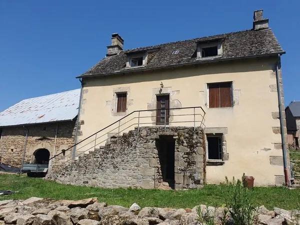 SYMPATHIQUE CORPS DE FERME À RÉNOVER EN XAINTRIE