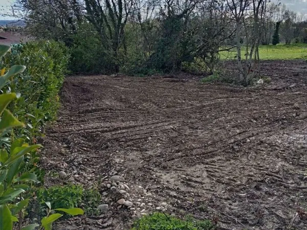 Beau terrain 1135 m²piscinable -sans emprise au sol