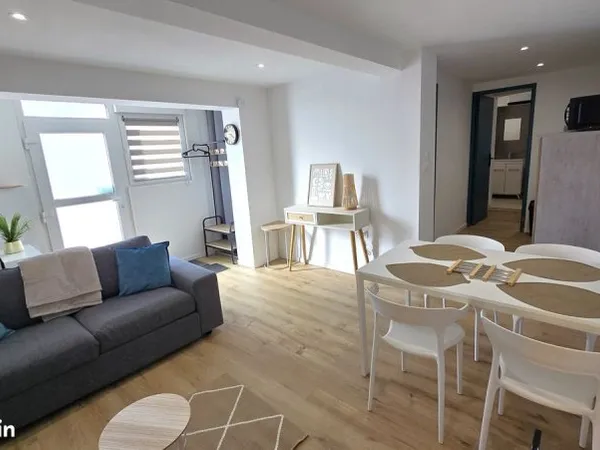 T2 meublé rénové - Parking privé - Fibre incluse - Lumineux - Proche université - 34m² - Roanne