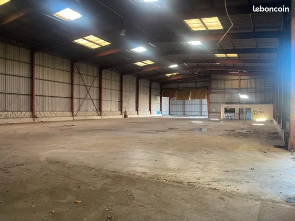 Entrepôt professionnel 1500 m² (d'autres surfaces et espaces modulables disponibles)