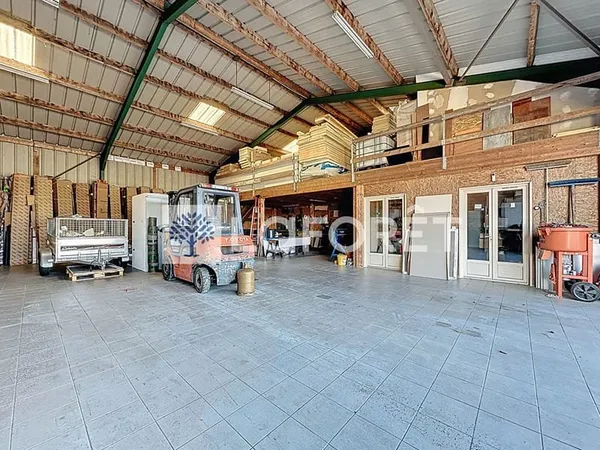 Ensemble de locaux artisanaux et commerciaux - Saint-Jean-de-Thouars :