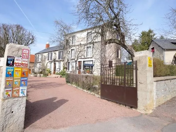 Local 1 pièce 400 m²