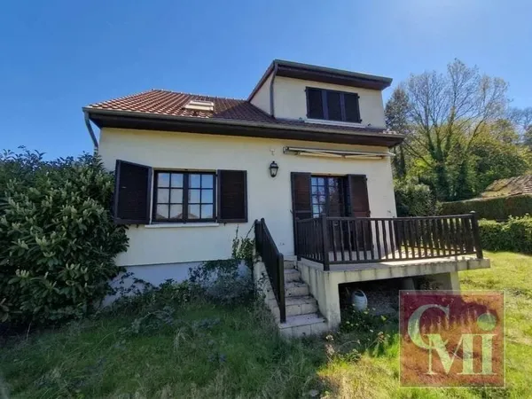 Située dans un cadre paisible et verdoyant, pavillon individuel à rafraichir sur S/Sol total (3 cham