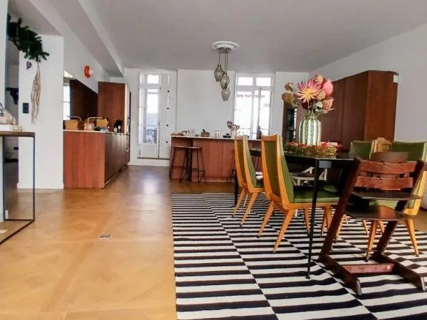 Exceptionnelle maison de ville sept pièces, cour et jardin, dépendances de trois pièces