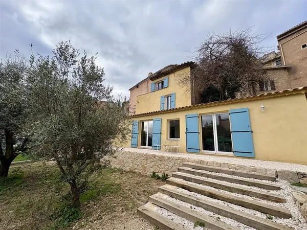 Bien unique en plein centre du village avec un jardin de 800 m² !