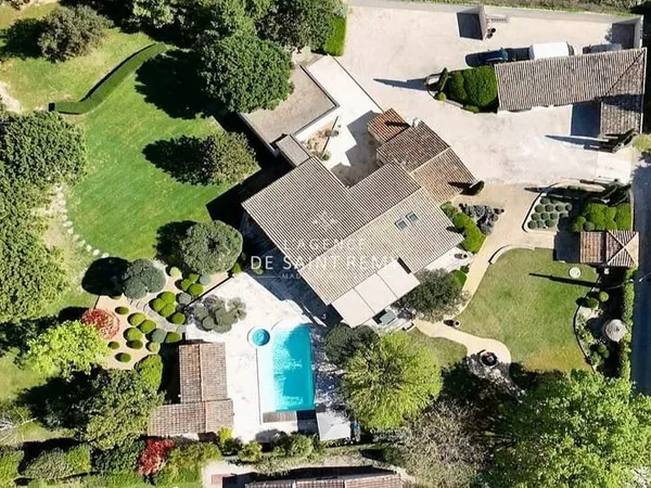 Élégance Provençale : Luxueuse Propriété avec Jardin Paysager