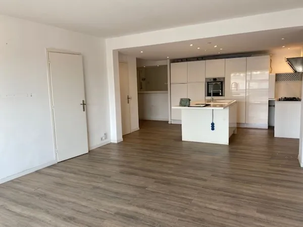 CANNES - 3 PIECES 98m² - PARKING - VUE MER