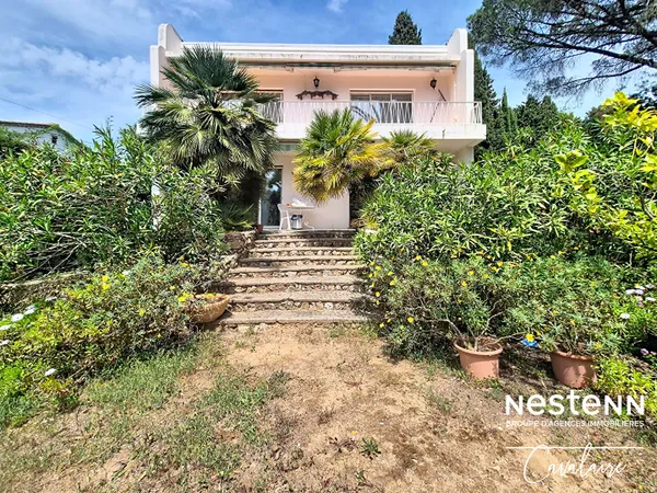 TOUT A PIED pour cette villa d'environ 161 m² sur 2 niveaux, 3 chambres, atelier et terrain piscinab