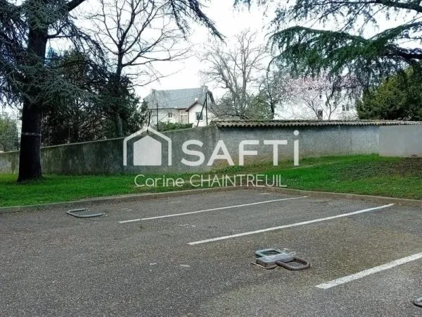 !! Place de parking en plein coeur de Bron !!